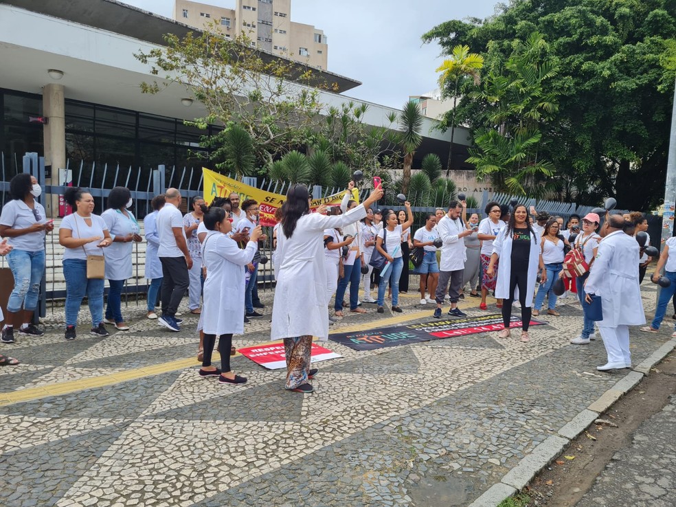 Enfermeiros fizeram uma série de protestos em Salvador para pedir o pagamento do piso da categoria — Foto: Natally Acioli/g1