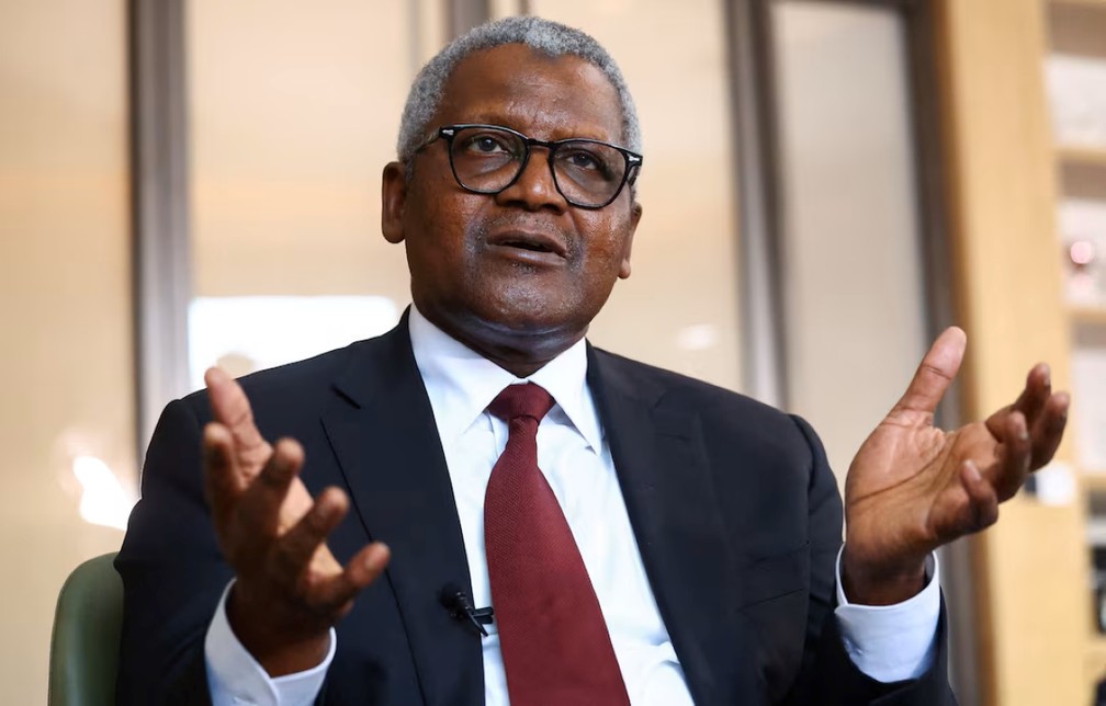 Aliko Dangote afirma que os planos de expansão de sua empresa ajudarão os países africanos a se tornarem autossuficientes em energia. — Foto: Reprodução/Reuters