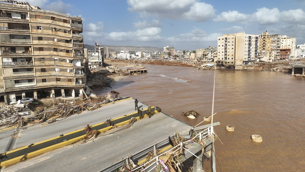Uma visão geral da cidade de Derna nesta terça-feira, 12 de setembro de 2023. Tempestade mediterrânea Daniel causou inundações devastadoras na Líbia que romperam barragens e varreram bairros inteiros em várias cidades costeiras — Foto: AP Photo/Jamal Alkomaty