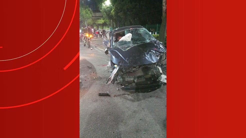 Três pessoas ficam feridas em colisão que destrói carro em avenida de Manaus