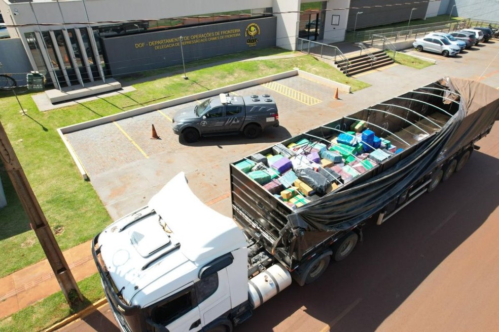 Carreta carregada de droga em MS — Foto: DOF/Divulgação