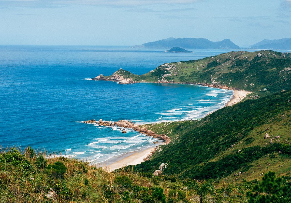 Homem é preso suspeito de estuprar mulher achada desacordada em trilha entre praias de Florianópolis