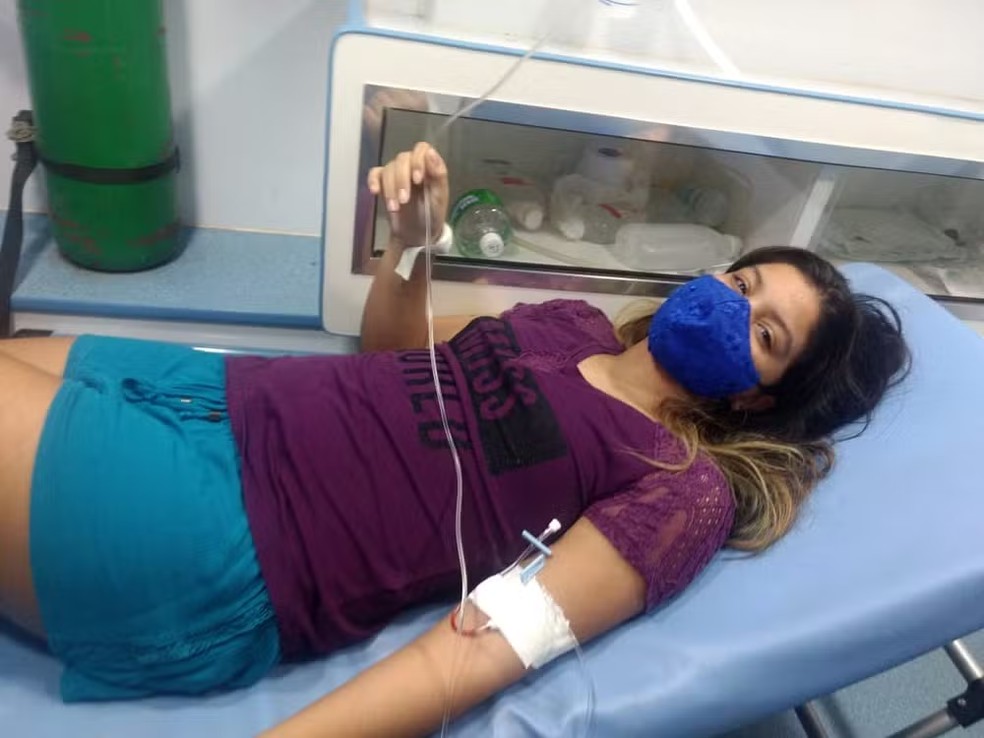 Após tratar a puberdade precoce, Julia enfrentou outro desafio ainda maior, quando chegou aos 16 anos, se deparou com a menopausa precoce, causada pela perda dos dois ovários. — Foto: Arquivo pessoal