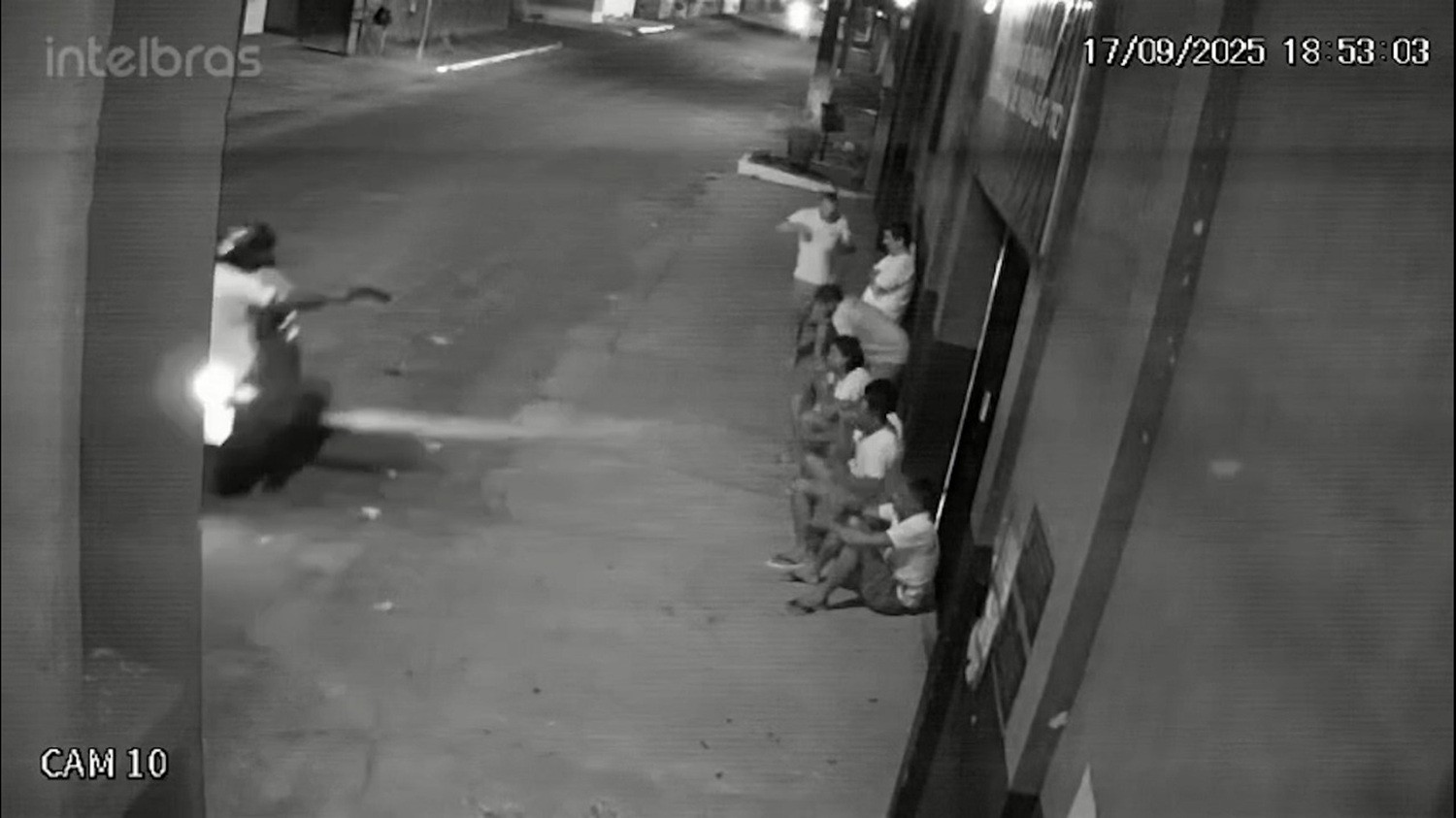 Vídeo mostra momento em atiradores abrem fogo contra detentos na porta de presídio no TO