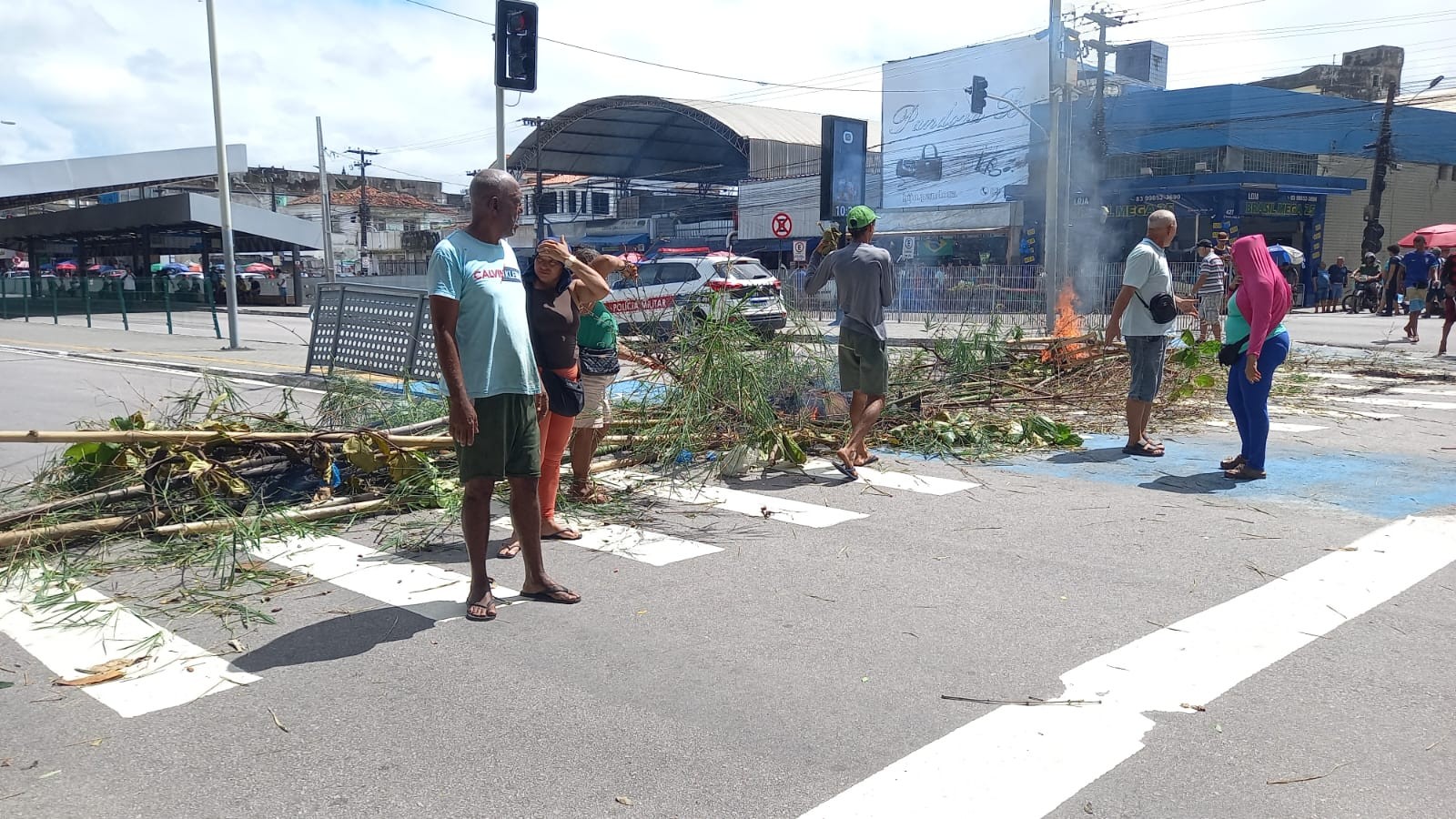 Protesto de ambulantes bloqueia terminal de ônibus da Lagoa, em João Pessoa