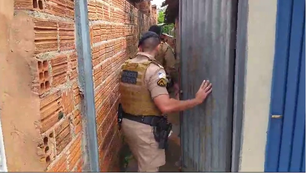 Policiais militares entrando em casa para resgatar crianças abandonadas — Foto: Reprodução
