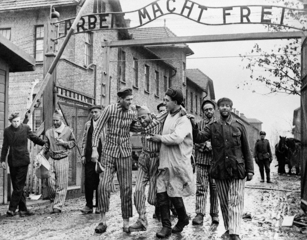 Tropas soviéticas libertam os prisioneiros do campo de concentração nazista de Auschwitz, na Polônia, em 27 de janeiro de 1945 — Foto: Oleg Ignatovich/Sputnik via AFP