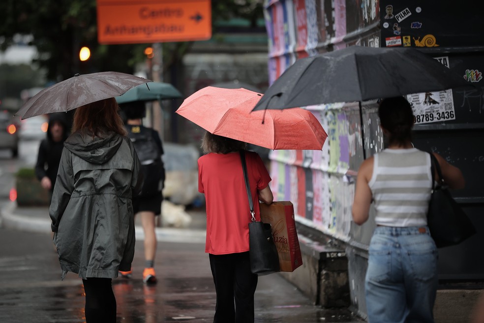 Chuva, pessoas com guarda-chuva, alerta defesa civil, temporal, tempestades, frente fria, mudança no tempo — Foto: Divulgação