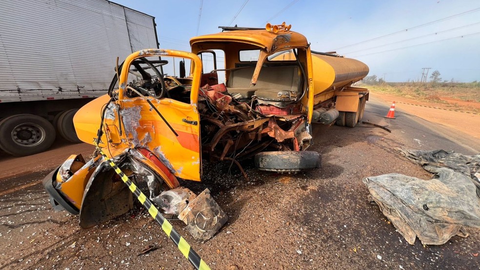 Cabine de caminhão ficou completamente destruída — Foto: PMRv/Divulgação