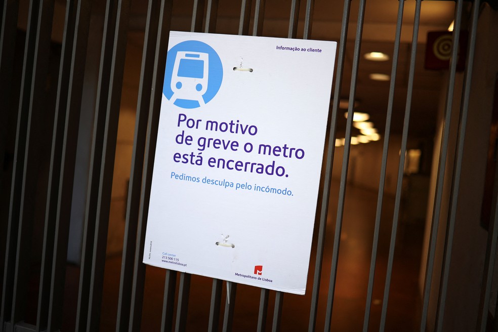 Entrada do metrô fechada em Lisboa, Portugal — Foto: REUTERS/Pedro Nunes