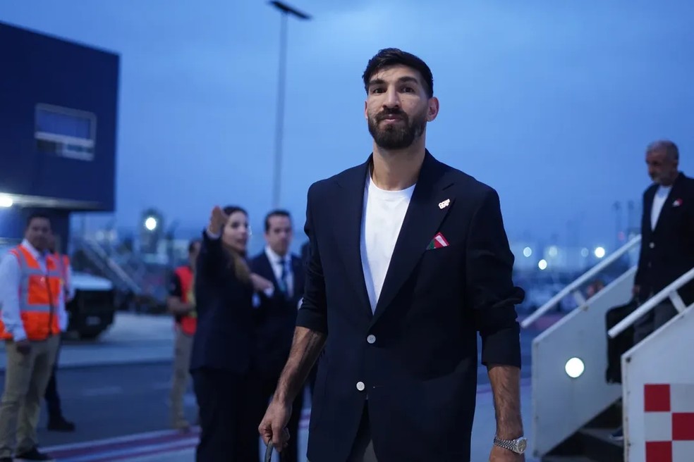Jogador da seleção de futebol do Irã utiliza broche '#168', em referência a vítimas de ataque dos EUA a escola em Minab, durante desembarque em Tijuana, no México, para a Copa do Mundo em 7 de junho de 2026. — Foto: Divulgação/Seleção iraniana
