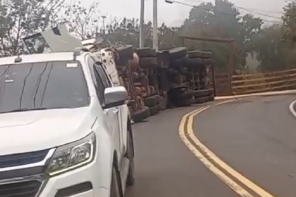 Carreta carregada com soja tomba em rodovia da Serra de São Pedro e motorista fica ferido
