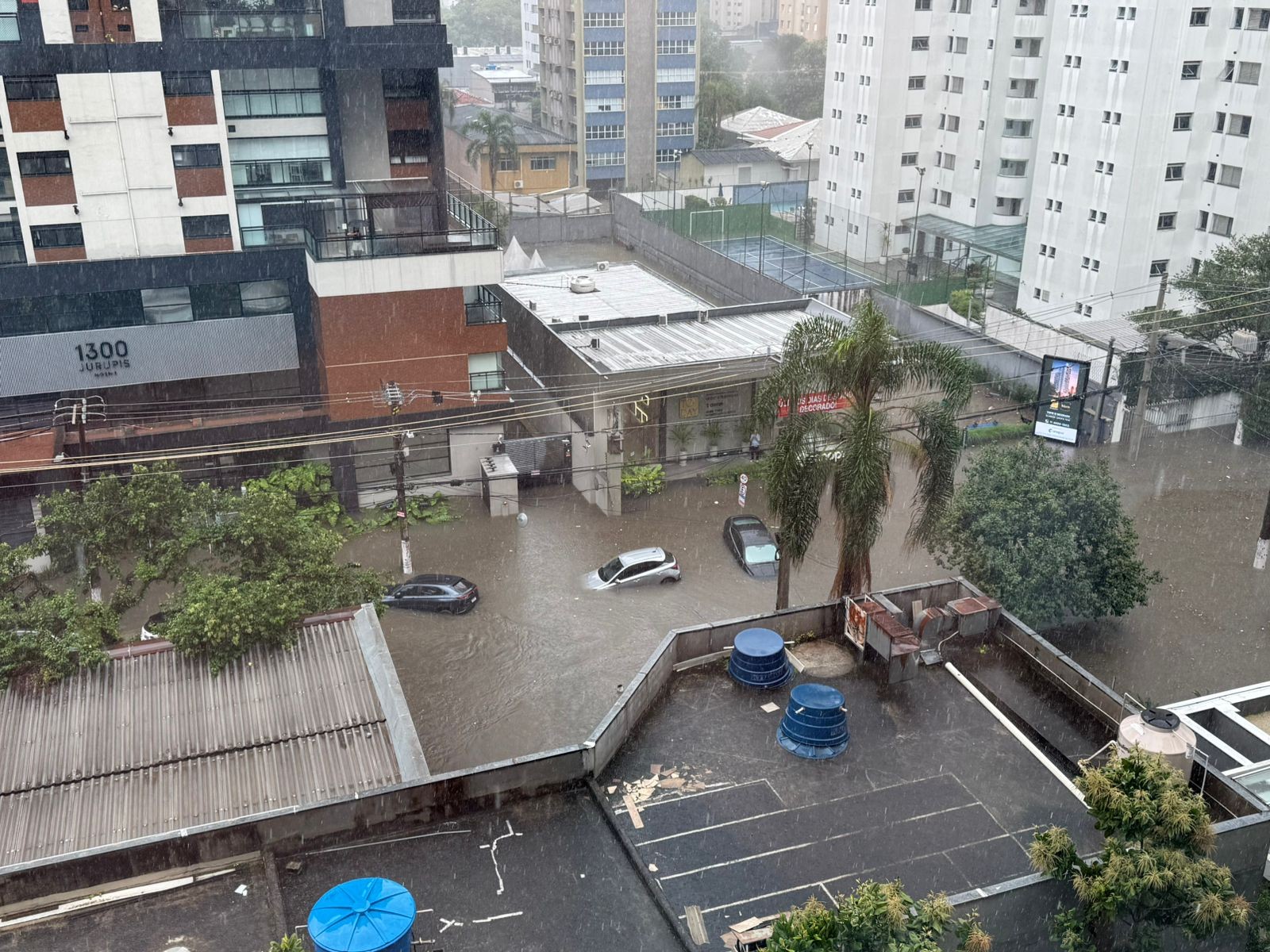 Chuva em São Paulo deixa ruas alagadas, carros boiando e córregos transbordam na Zonas Leste e Sul; VÍDEO 