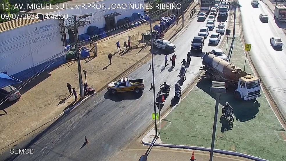 Acidente na rotatória da Avenida Miguel Sutil, que dá acesso ao Bairro Coophamil — Foto: Reprodução