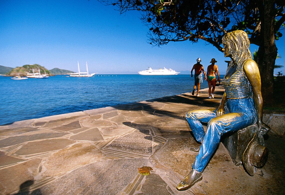 Estátua de Brigitte Bardot na orla que leva o nome da atriz em Búzios — Foto: Sergio Quissak/Prefeitura de Búzios