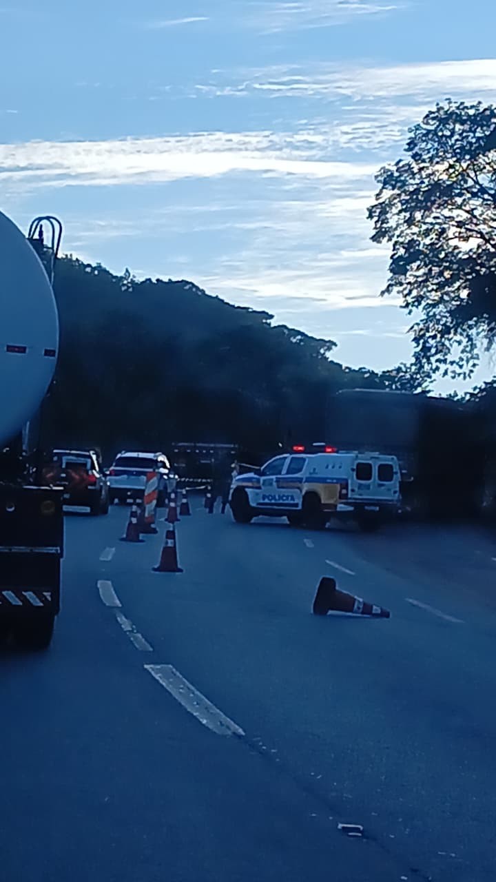 Troca de tiros deixa uma pessoa ferida na Rodovia Fernão Dias, em Brumadinho