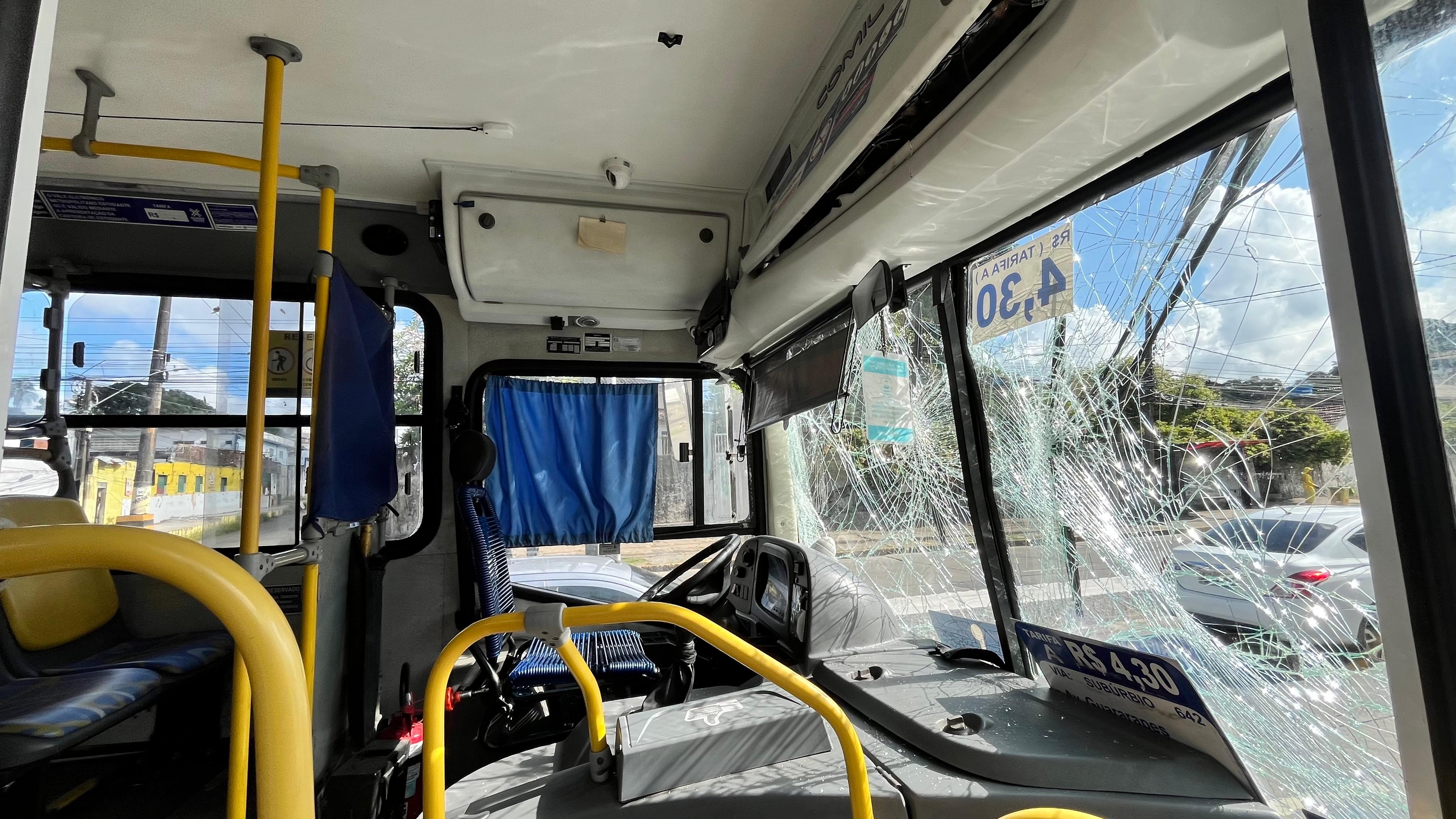 Acidente entre dois ônibus deixa 15 feridos no Recife; motorista passou mal e perdeu controle da direção