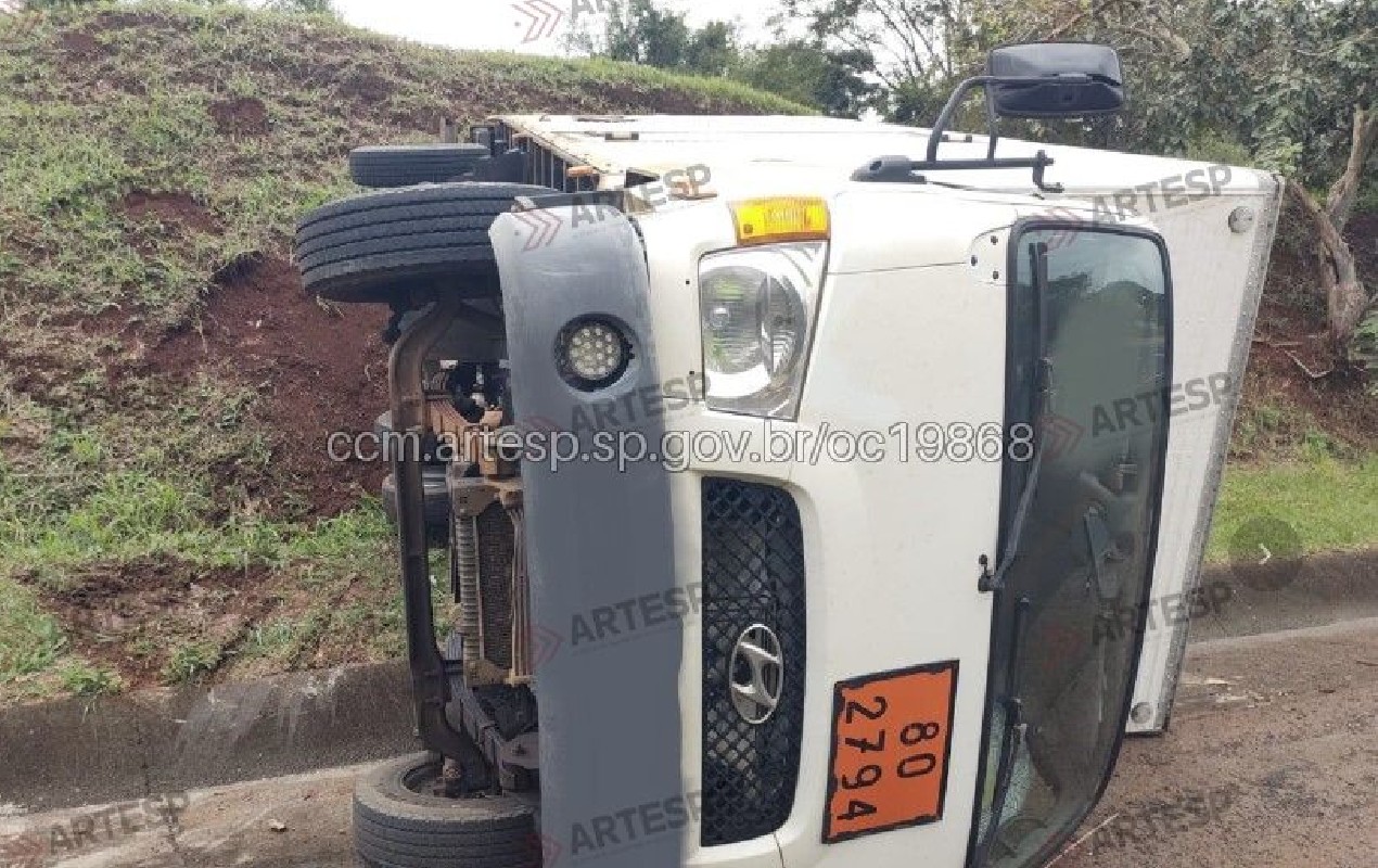 Caminhão com carga de baterias tomba na SP-327 em Ourinhos