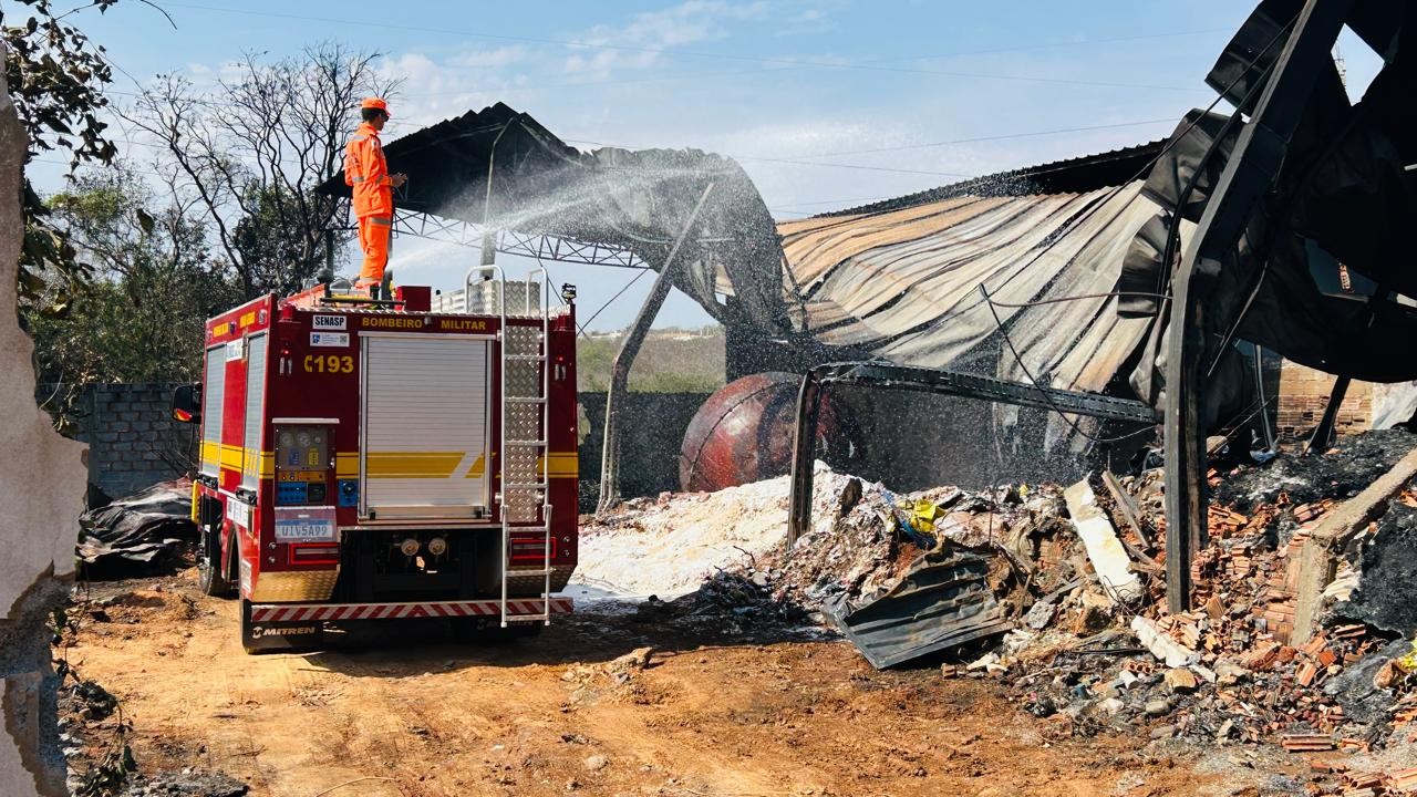 Galpão atingido por incêndio em Montes Claros é interditado 