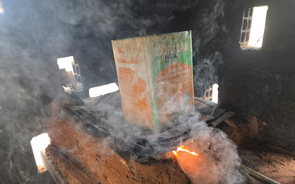 No momento da fiscalização, ainda foi constatado que alimentos eram cozidos em lata reaproveitada de tinta acrílica — Foto: Divulgação/MTE
