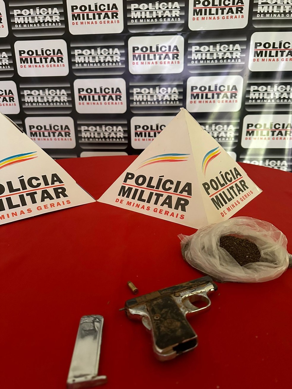 Material apreendido com o suspeito — Foto: Polícia Militar/Divulgação