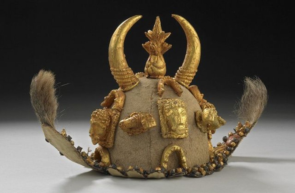 Um chapéu cerimonial usado por cortesãos em coroações está entre os itens que serão enviados como empréstimo a Gana — Foto: BRITISH MUSEUM via BBC