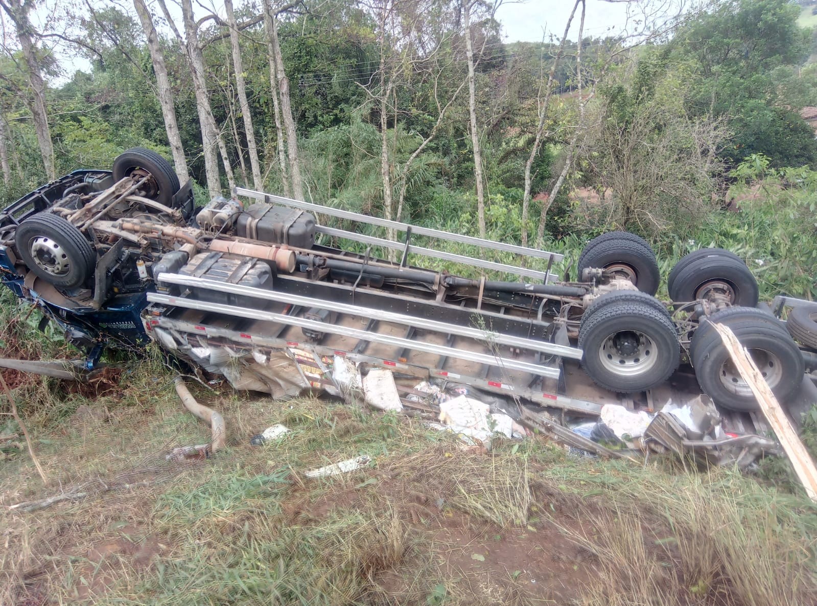 Vídeo mostra tombamento de caminhão em SC que levava doações para RS