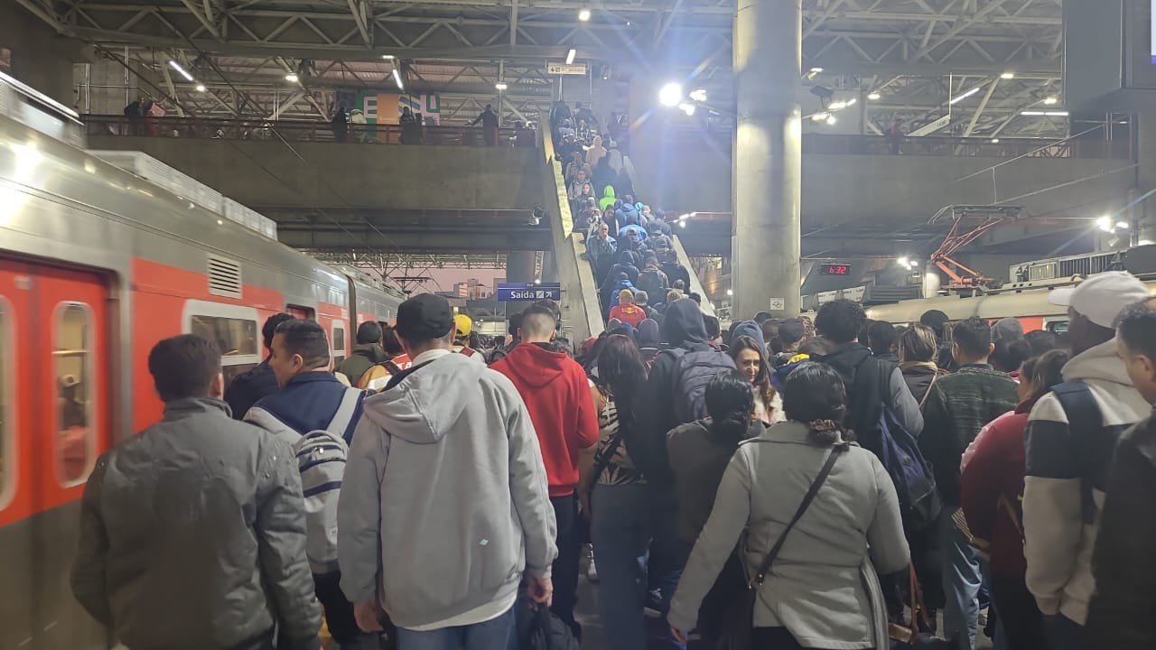 Falha em locomotiva de manutenção gera lentidão nas linhas 11-Coral e 12-Safira da CPTM; plataformas e trens estão lotados