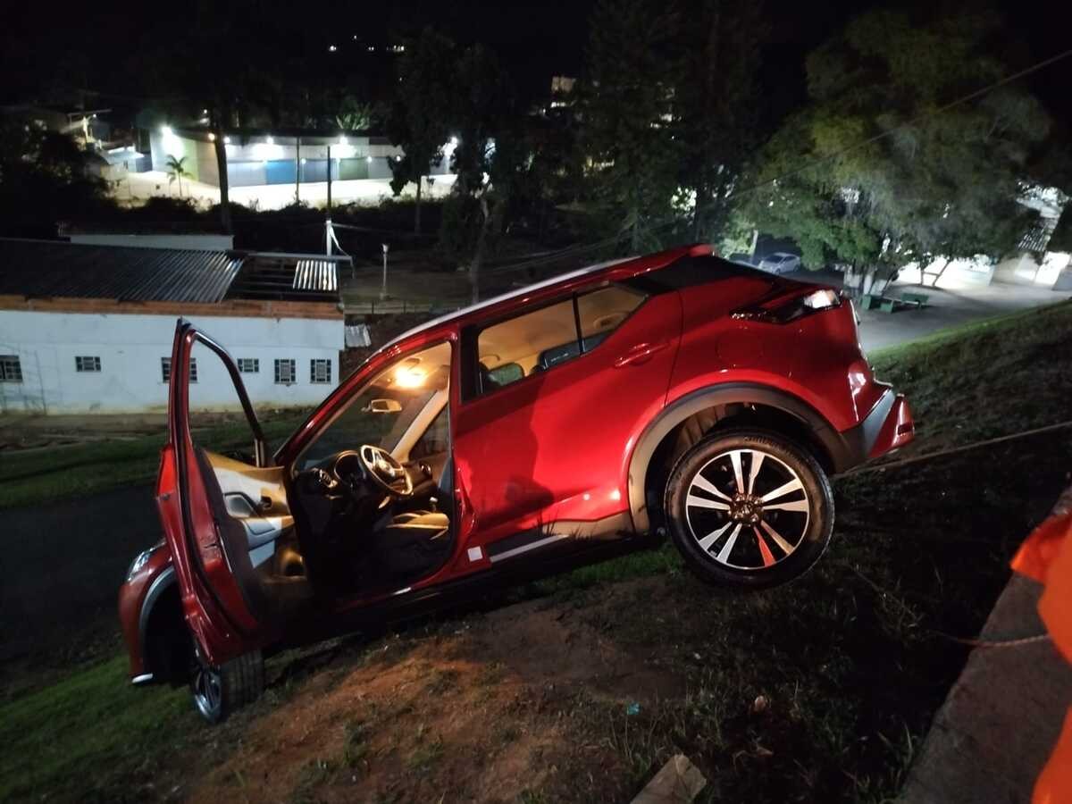 VÍDEO: Motorista é resgatada de carro pendurado em barranco em Juiz de Fora