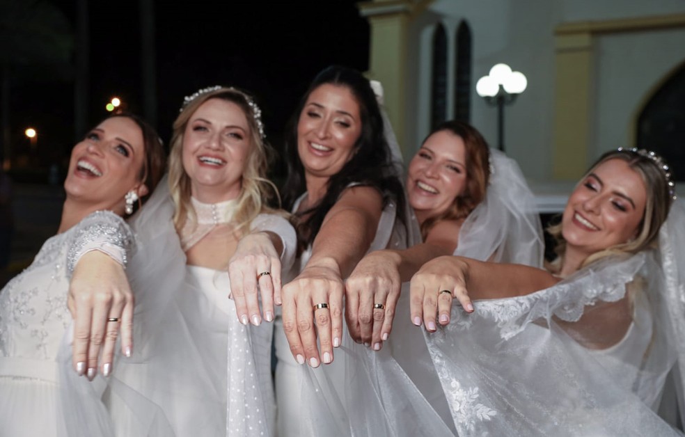 Noivas da família Bianchini exibem alianças após cerimônia na igreja em Nuporanga, SP — Foto: Paulo Ferreira