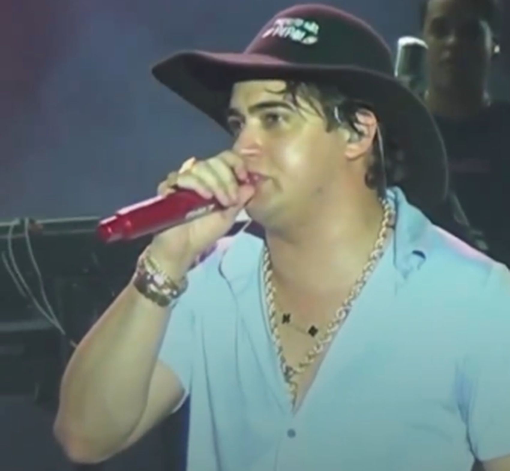 ‘Não consigo cantar mais', diz Natanzinho Lima após interromper show na Bahia por motivo de saúde