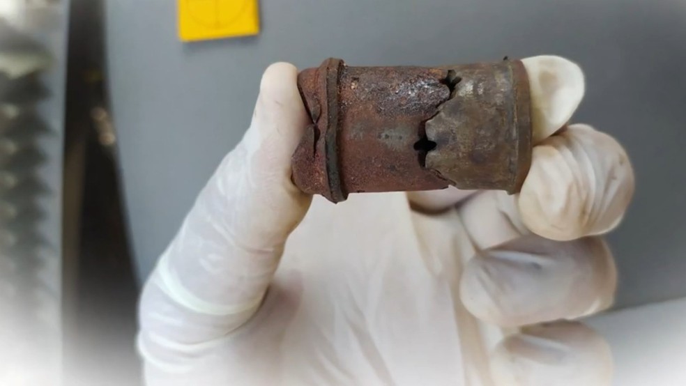 Peça retirada do corpo do homem tinha dimensões aproximadas de 23mm de diâmetro e 22mm de comprimento. — Foto: TV Globo/  Produção
