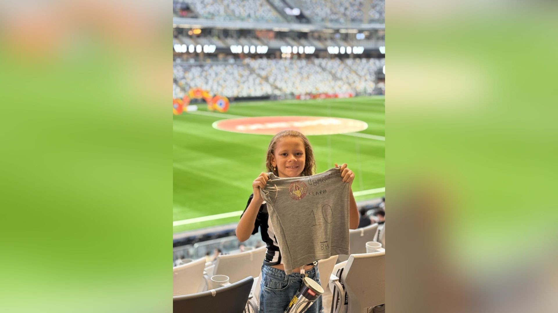 'Só faltou conhecer o Scarpa', diz menina que improvisou camisa do Atlético-MG ao realizar sonho de ir a jogo contra o Cruzeiro