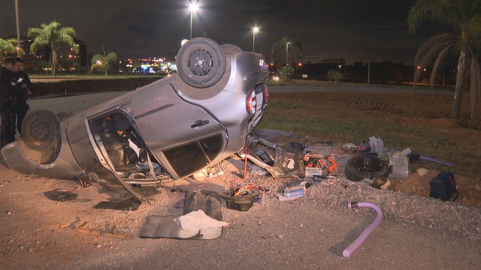 Carro capotado durante perseguição policial — Foto: Reprodução/ TV Globo