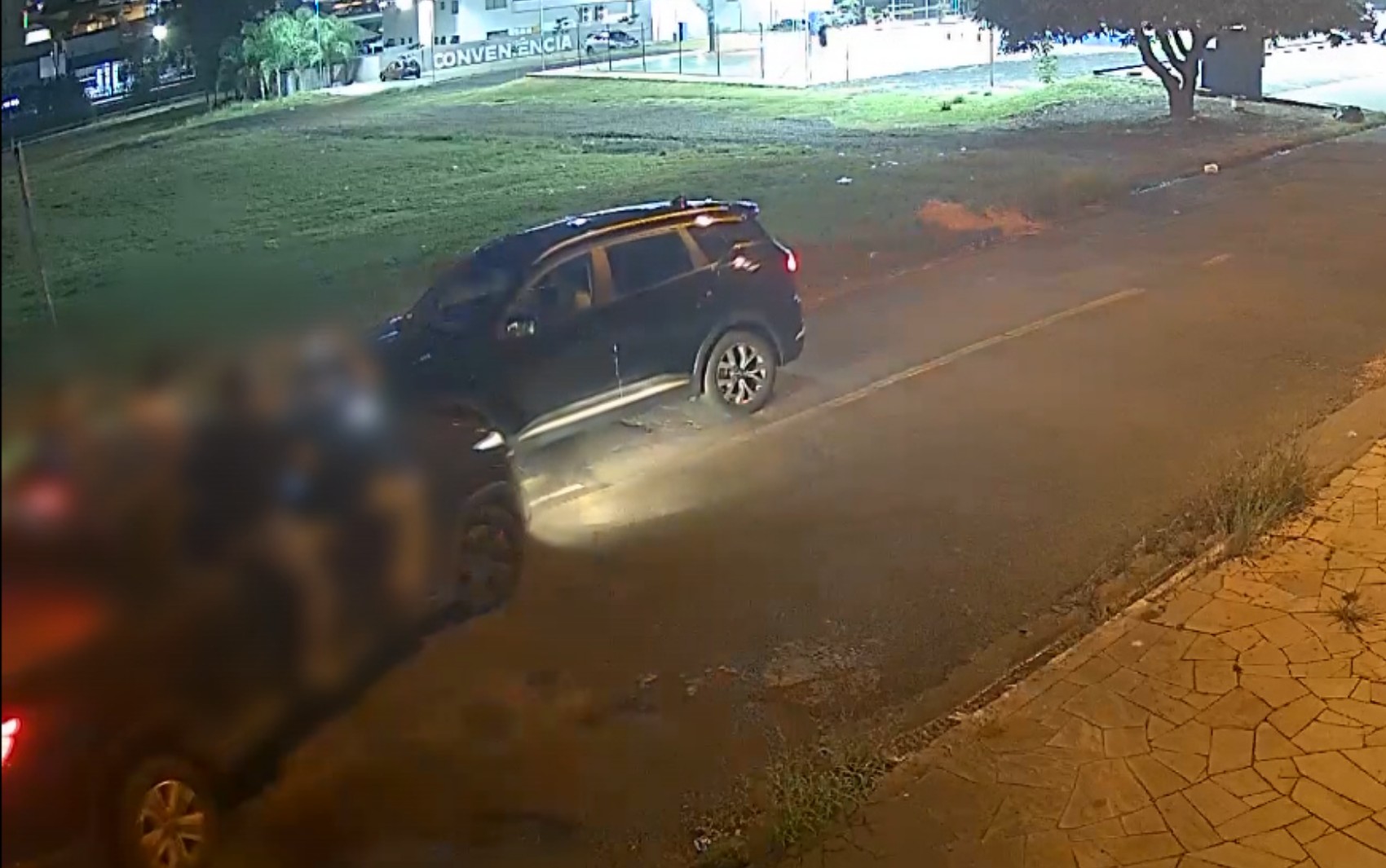 VÍDEO: Caminhonete com jovens 'pendurados' na janela bate em carro parado em Franca; motorista fugiu