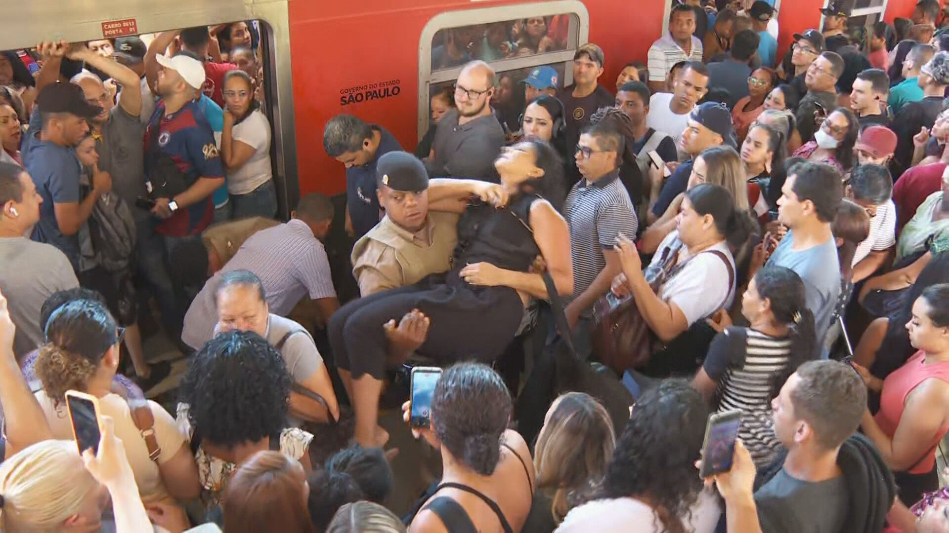 'Sensação de morrer lá dentro', diz passageira que desmaiou em plataforma lotada da Linha 7- Rubi da CPTM