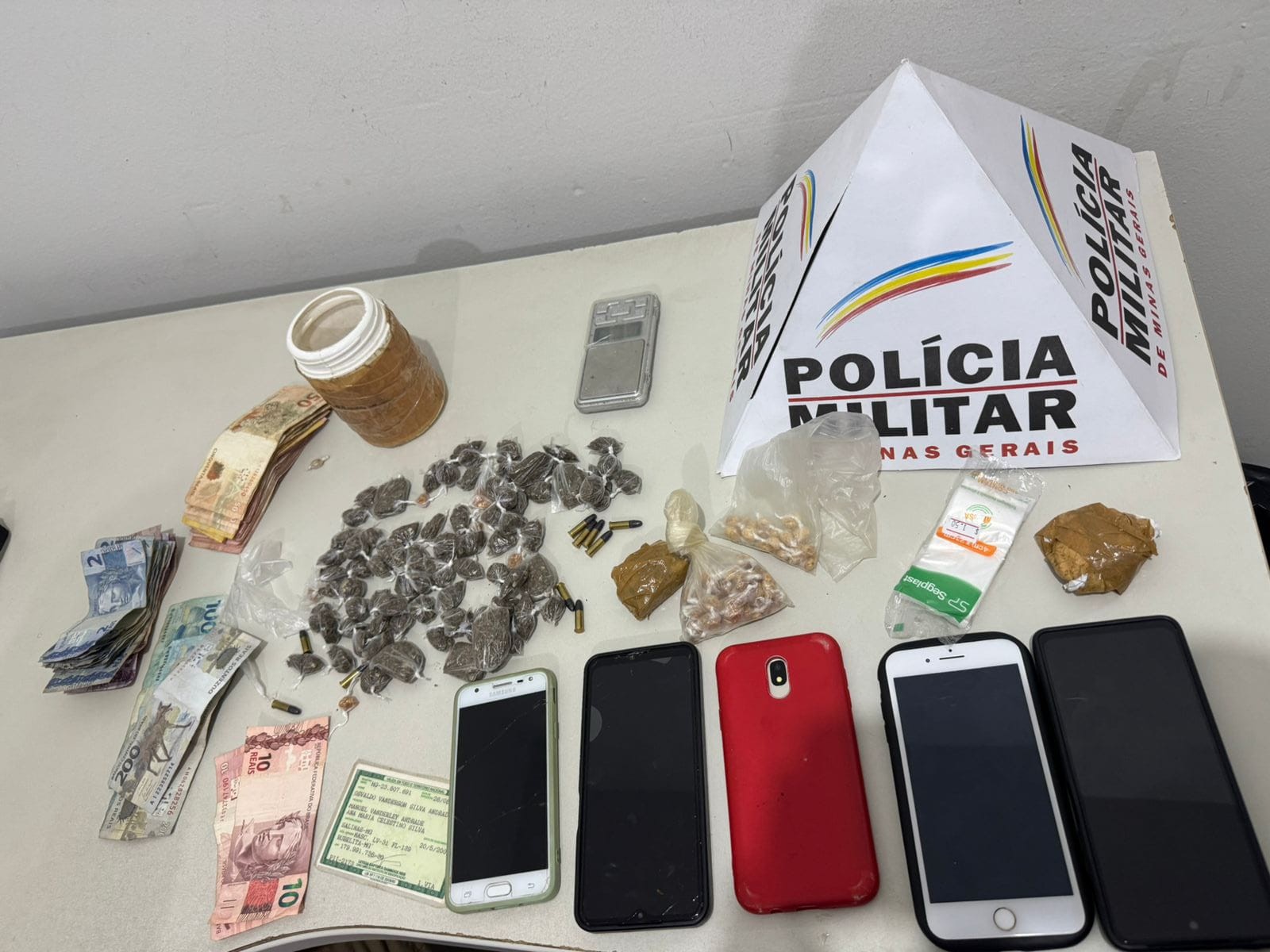 Homem é preso horas após receber carga de drogas em Rubelita; PM apreendeu crack, maconha e munições