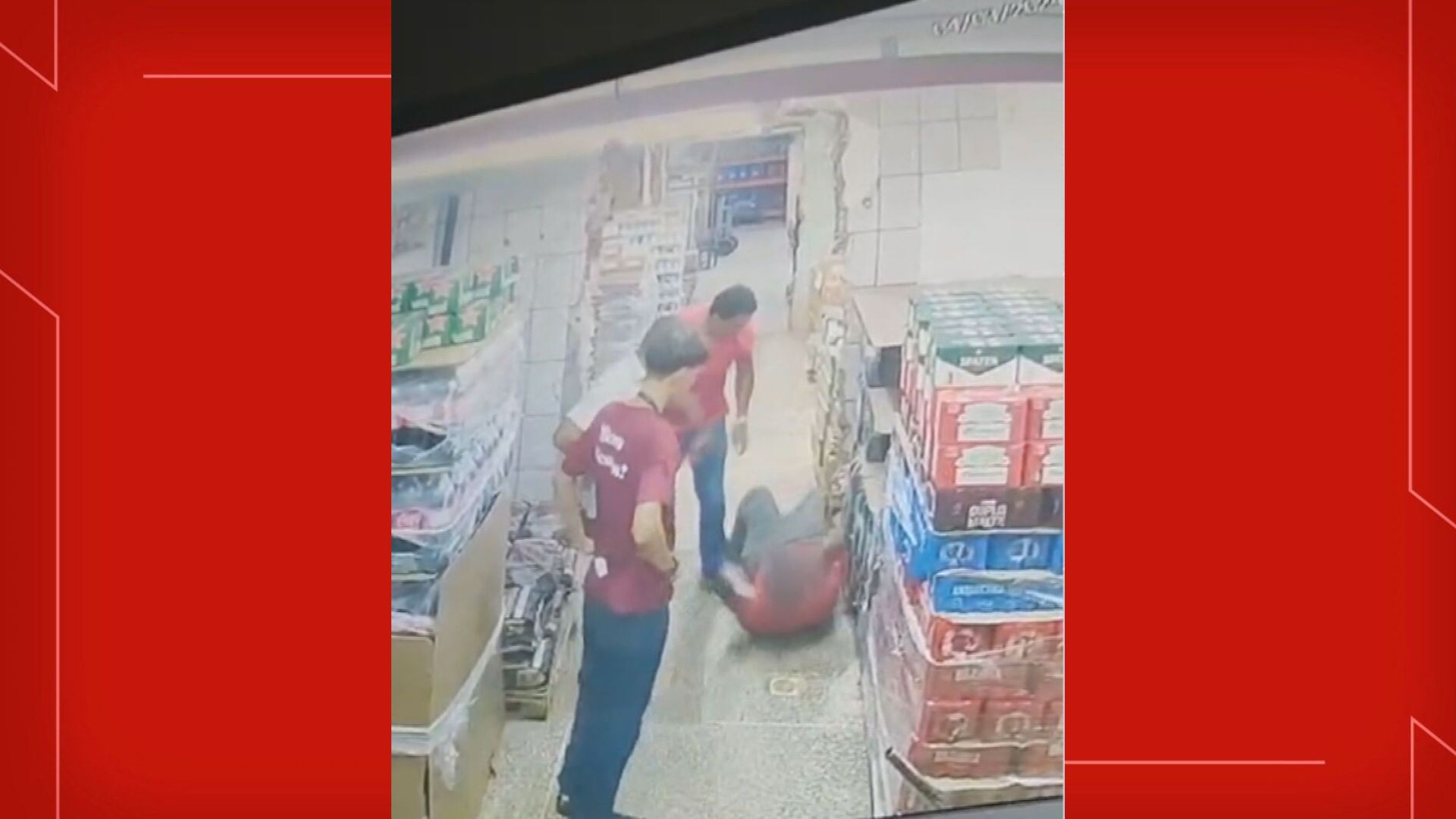 VÍDEO: segurança agride com chutes suspeito de furto em supermercado no DF