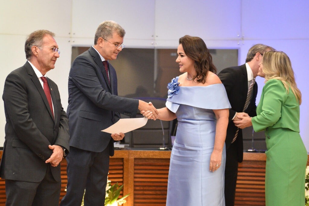 Primeira prefeita eleita no voto, vice-prefeita e 29 vereadores são diplomados em Campo Grande