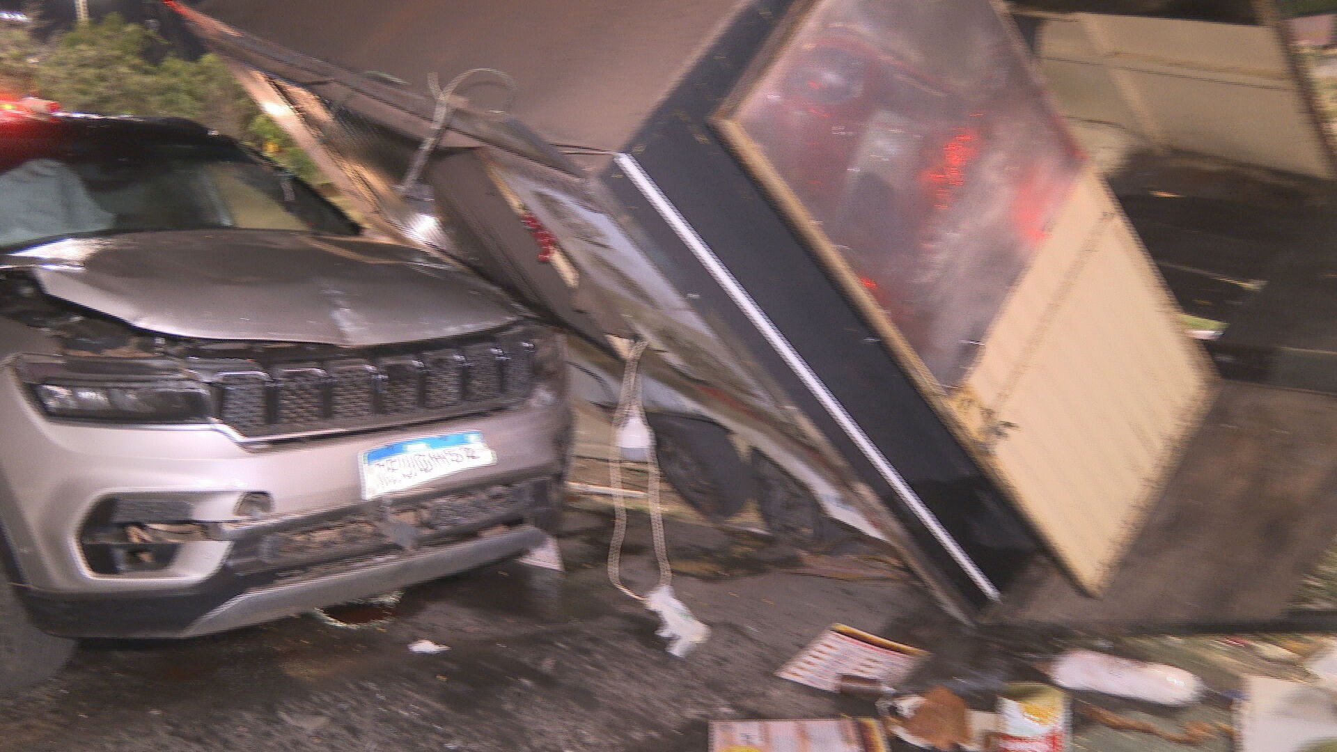 Carro bate em trailer de lanches e funcionário se queima com óleo quente no DF