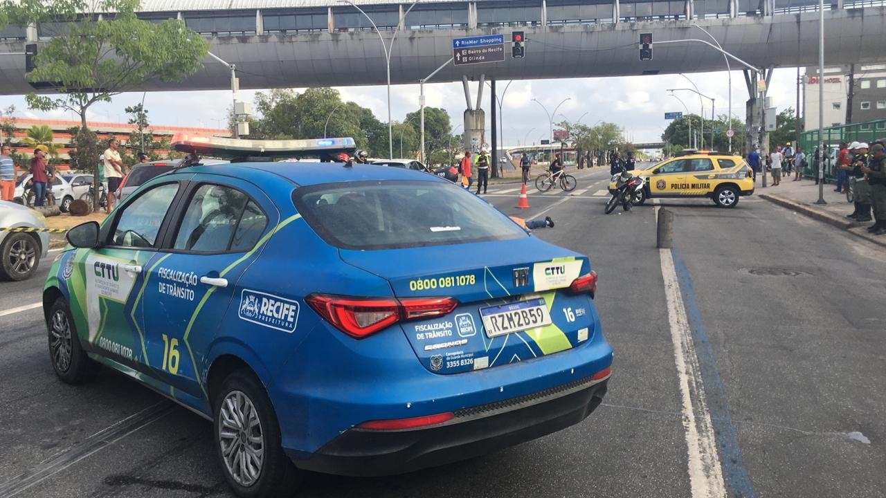 Estudante de curso de formação da PM morre após acidente entre moto e carreta em avenida do Recife; motorista fugiu