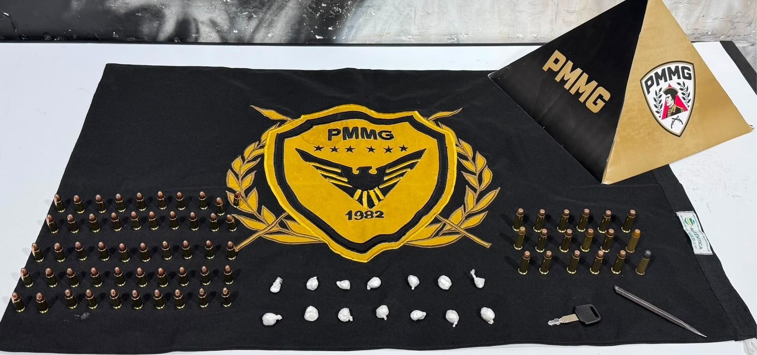 Cocaína, munições e réplica de arma são apreendida