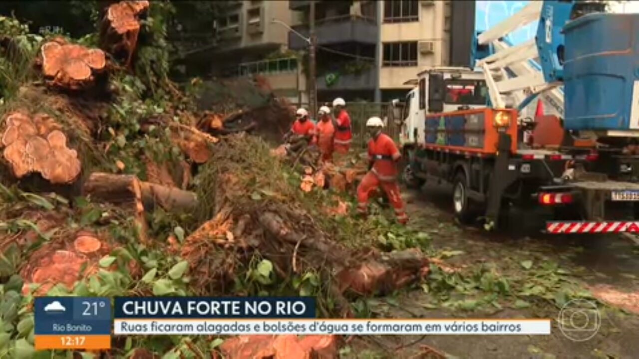 Estrada da Gávea é interditada por risco de deslizamento