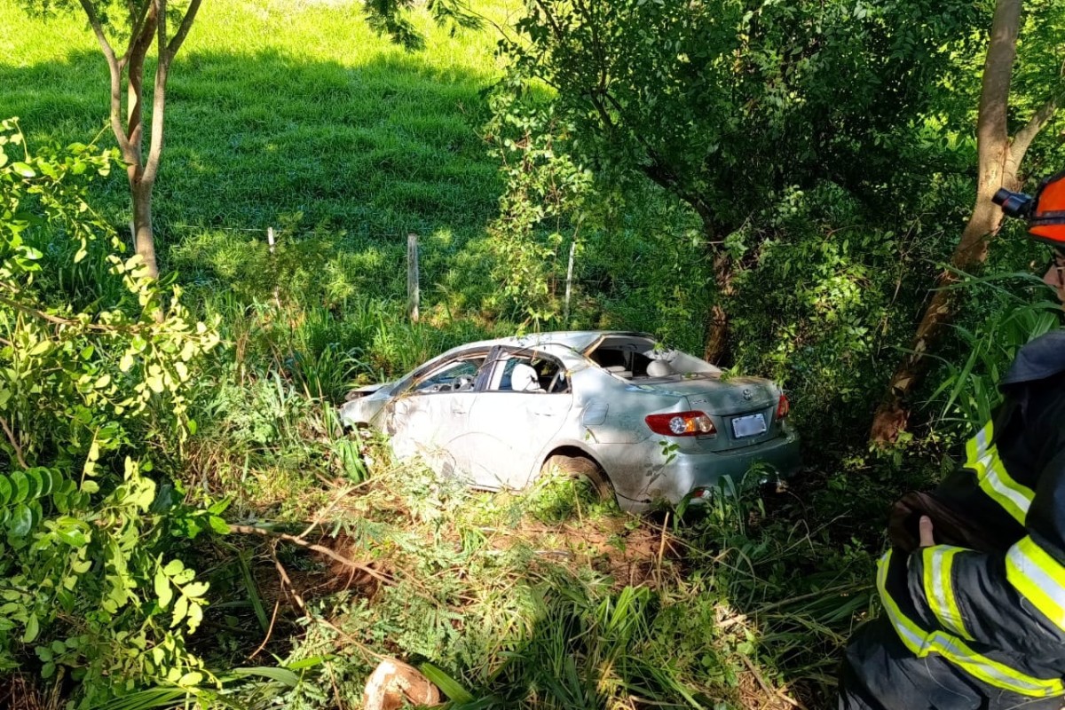 Carro capota e cai em ribanceira após motorista perder o controle da direção na SP-563 em Monte Castelo
