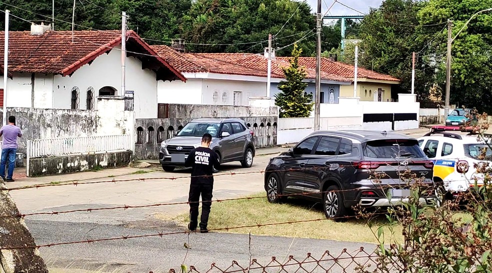 Homem é preso após quebrar vidros de carro e do quartel da PM de Poços de Caldas (MG) — Foto: Marcos Corrêa