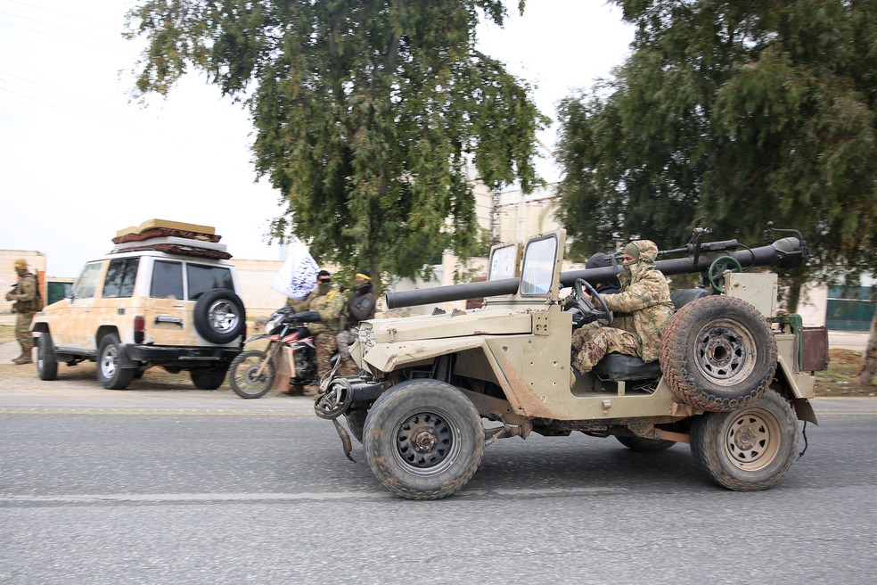 Rebeldes sírios indo em direção de Damasco para derrubar Assad em 7 de dezembro de 2024 — Foto: Aref Tammawi/AFP
