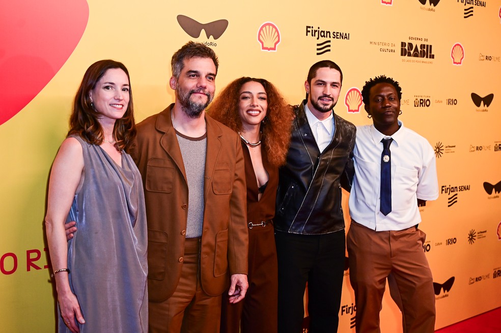 Parte do elenco do filme "O Agente Secreto", de Kleber Mendonça Filho, antes da exibição no Festival do Rio. — Foto: Marcelo Sá Barretto / Agnews