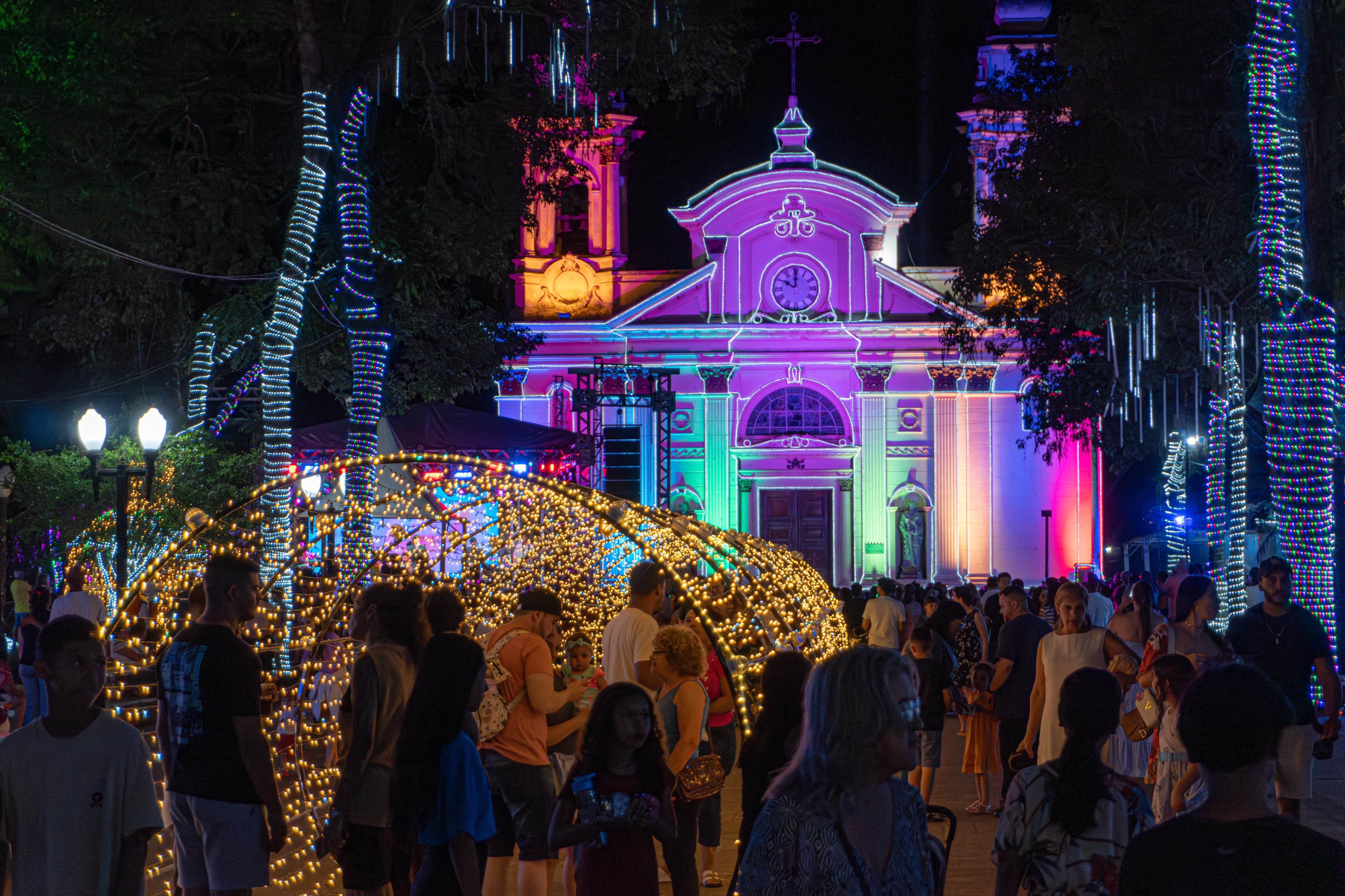 FOTOS: com 'túnel' iluminado, Tremembé inaugura decoração de Natal