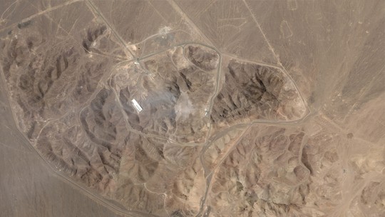 Imagens mostram instalação nuclear de Fordow, no Irã, após ataque dos EUA; VEJA - Instalação militar, construída em uma região montanhosa para suportar ataques aéreos, é considerada uma das peças-chave do programa nuclear iraniano.