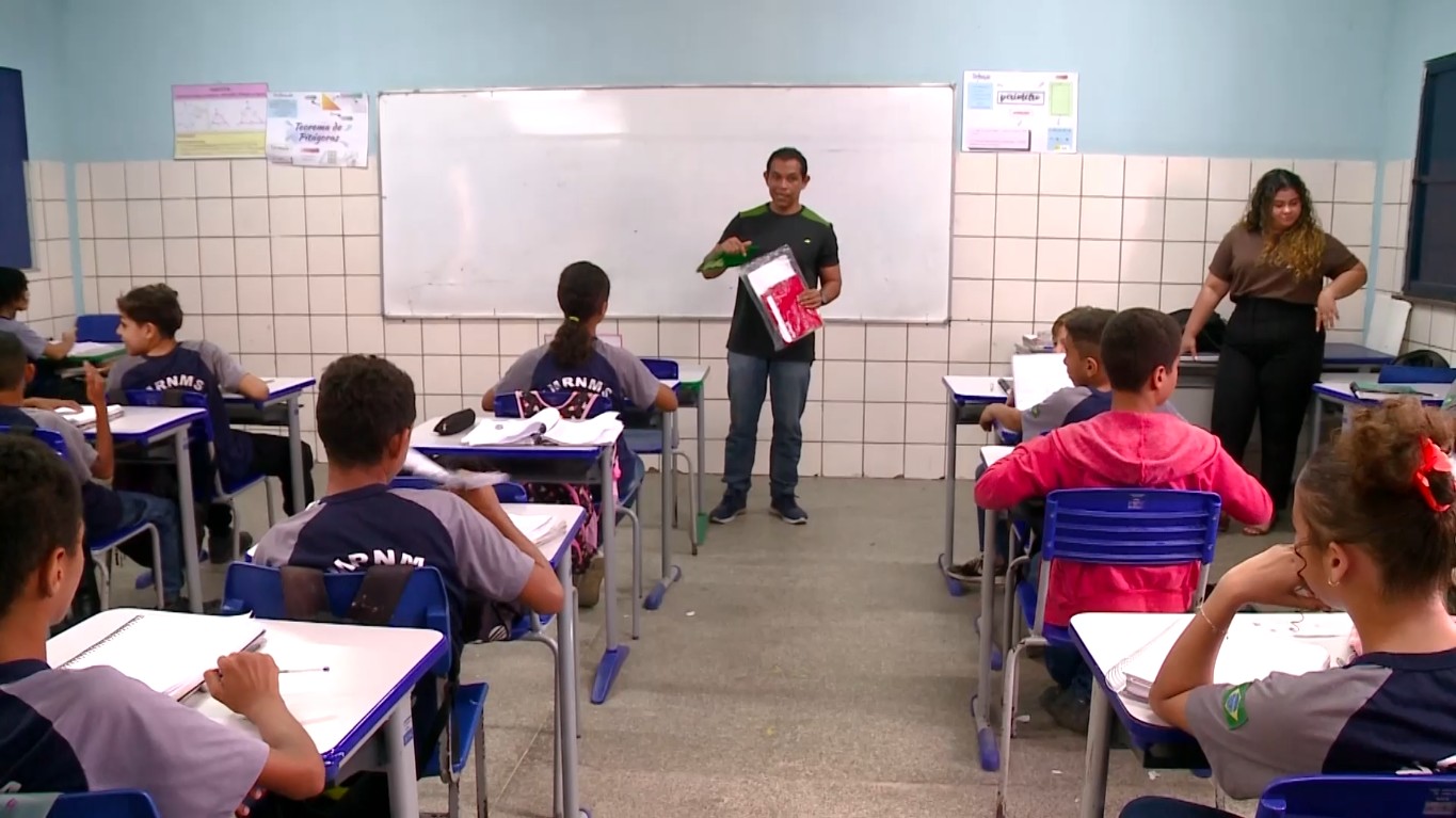 Alunos sofrem sem ventiladores e com água quente em escola de Teresina durante o BR-O-Bró